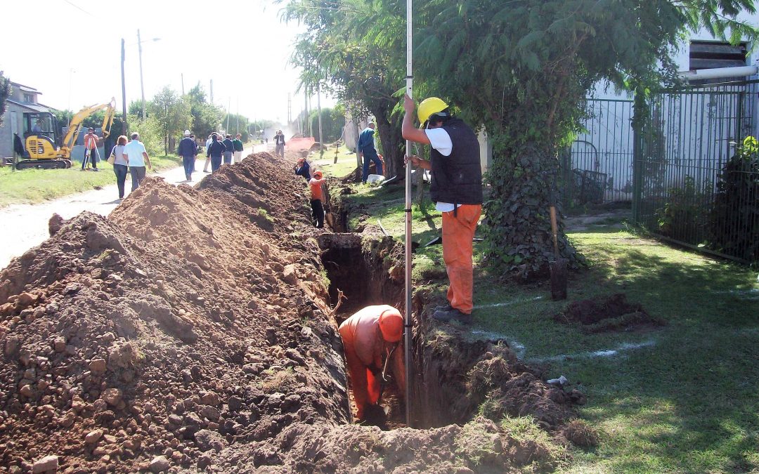 Cloacas: confirman obras para llevar el servicio a Colina Alegre y ampliarlo en Autódromo