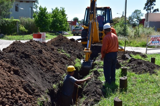 Vecinos de Castagnino y La Laura ya se pueden conectar a la red oficial de agua
